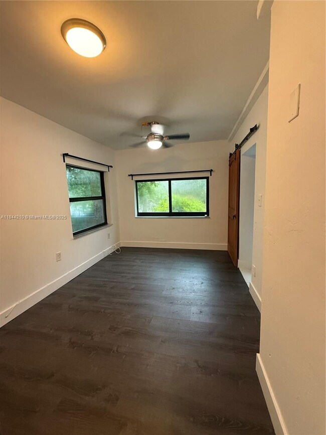 Building Photo - 402 SW 33rd Ave