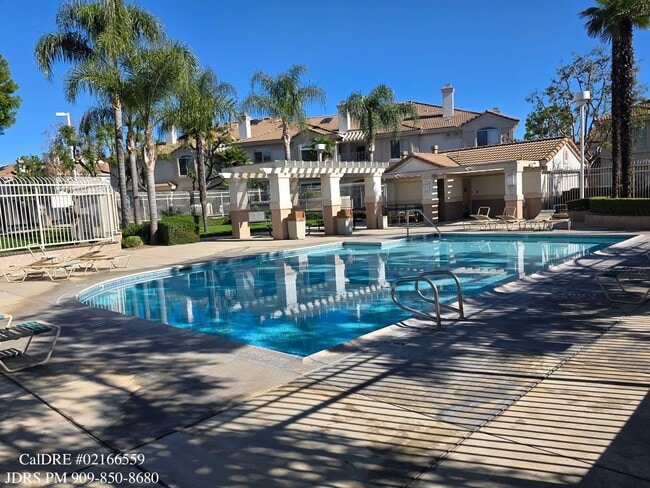 Building Photo - Ontario 3 Bedroom Condo