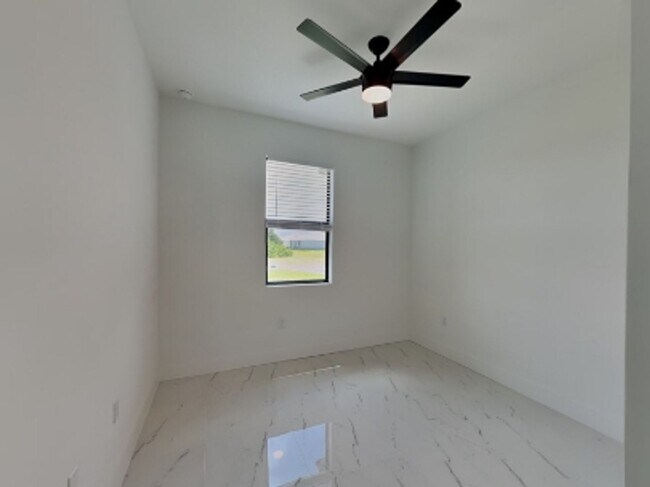 Building Photo - 2309 NE 39th St