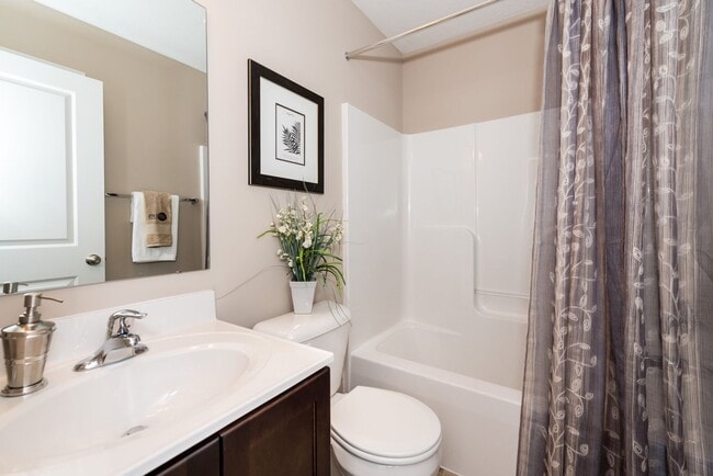 Building Photo - 3 bedroom Townhome with unfinished basement!