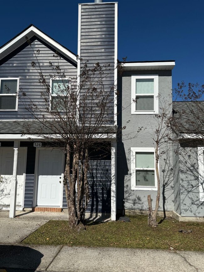 Building Photo - Low maintenance condo living may be right for you!