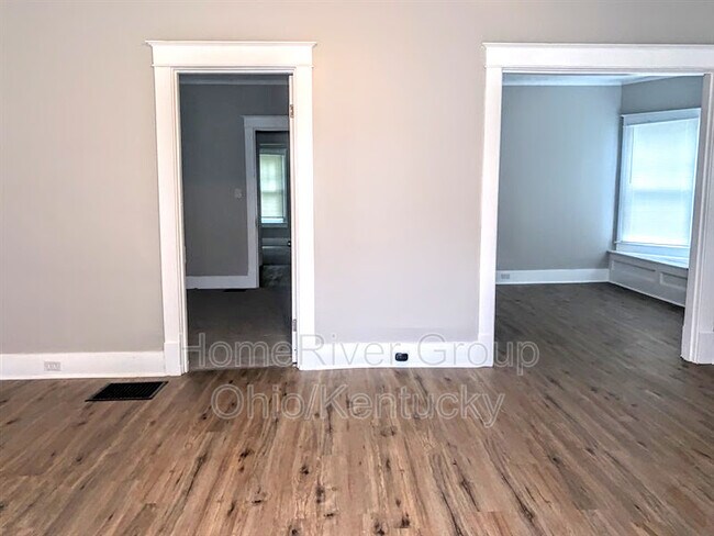 Building Photo - 315 S 41st St