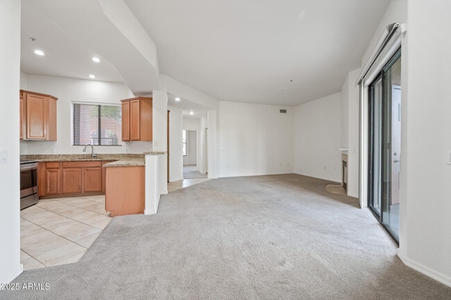Building Photo - 7027 N Scottsdale Rd