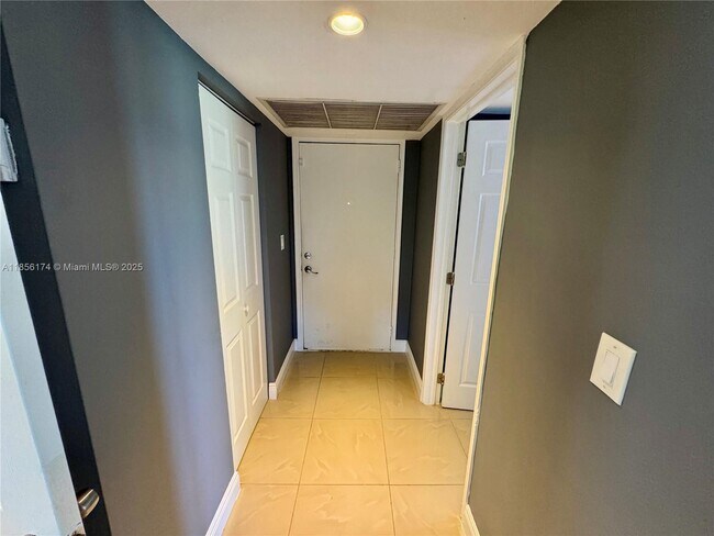 Building Photo - 9495 Evergreen Pl