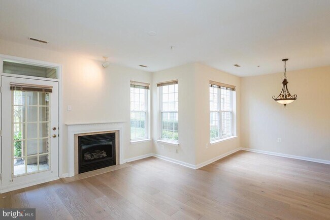 Building Photo - 400 Symphony Cir