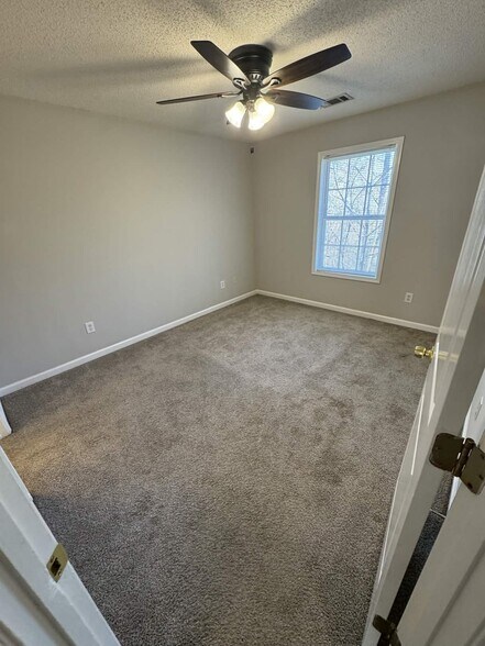 Building Photo - 40 Hanna Dr