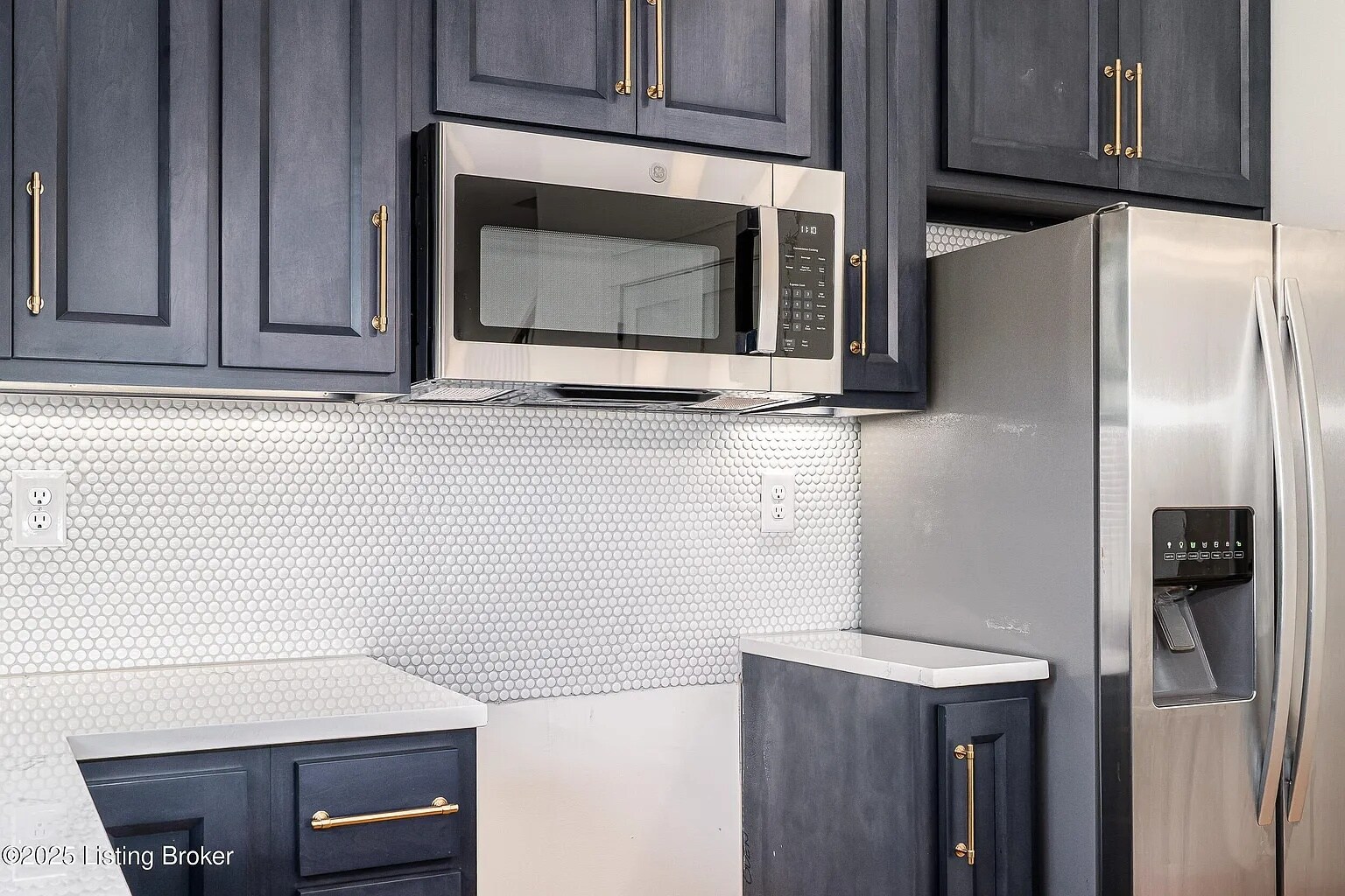 Building Photo - 935 E Madison St