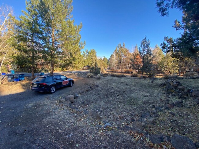 Building Photo - Lovely 3 Bedroom home on 1/2 Acre Lot in N...