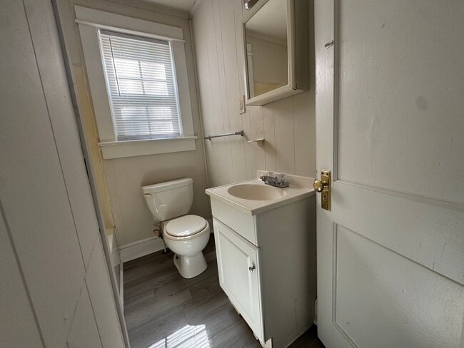 Building Photo - MINUTES TO DOWNTOWN FREDERICKSBURG - 2 BEDROOM COTTAGE