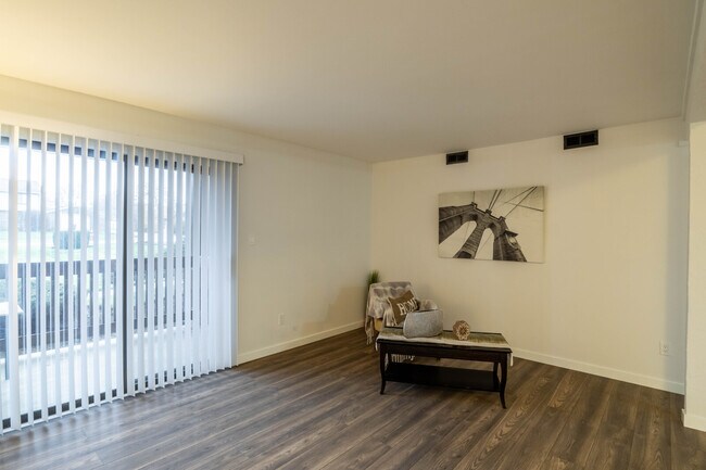 Building Photo - 800 Brook Dr