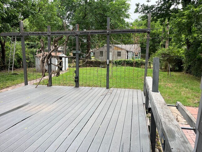 Building Photo - Charming 1950's midtown bungalow near 41st and Peoria