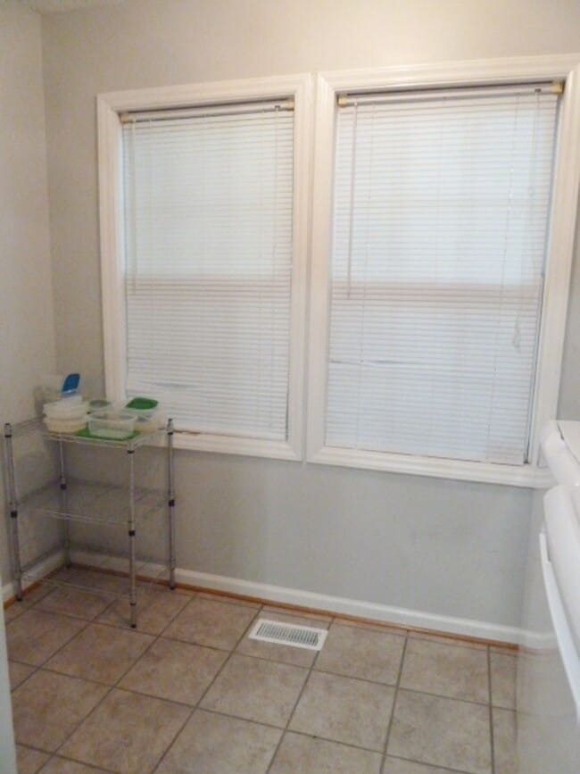 Building Photo - Great location! 4br house w/ parking, larg...