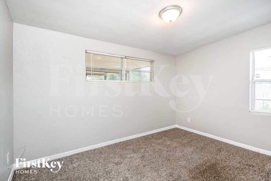 Building Photo - 493 Notre Dame Dr