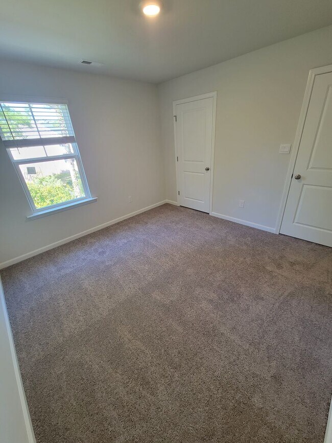 Building Photo - Gorgeous Newer Construction In Sneads Ferry!!