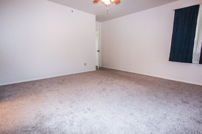 Building Photo - 2850 N Cedar Springs Ln