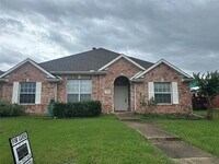 Building Photo - 3820 Harrison Dr
