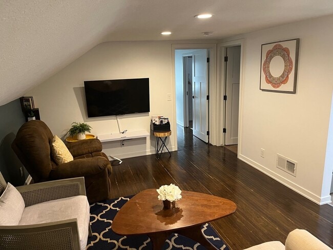 Building Photo - Three Pearls