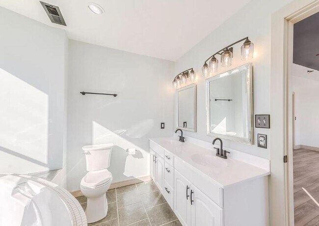 Building Photo - Fabulous ENTIRE 5th Floor DOWNTOWN 4/3.5 L...
