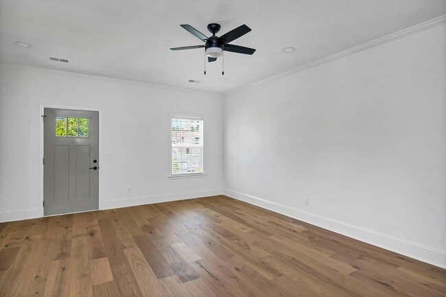 Building Photo - Pre-Leasing for the 26-27 School Year! - N...