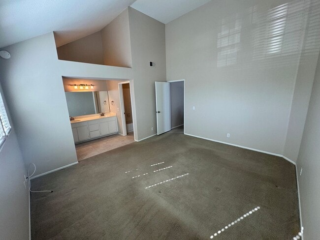 Building Photo - Townhome-Style 2BR/2.5BA + Loft | East Ventura (Beacon Court Community)