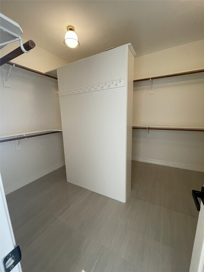 Building Photo - 5622 Lake Pl Dr