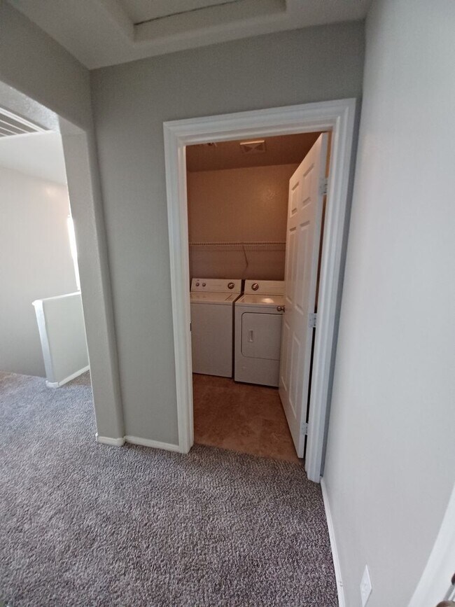 Building Photo - Spacious Tri-Level Home with 4 Bedrooms & ...