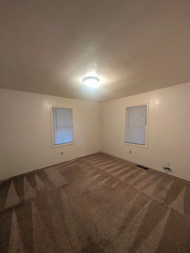 Building Photo - Great 4 bedroom 2 bath home