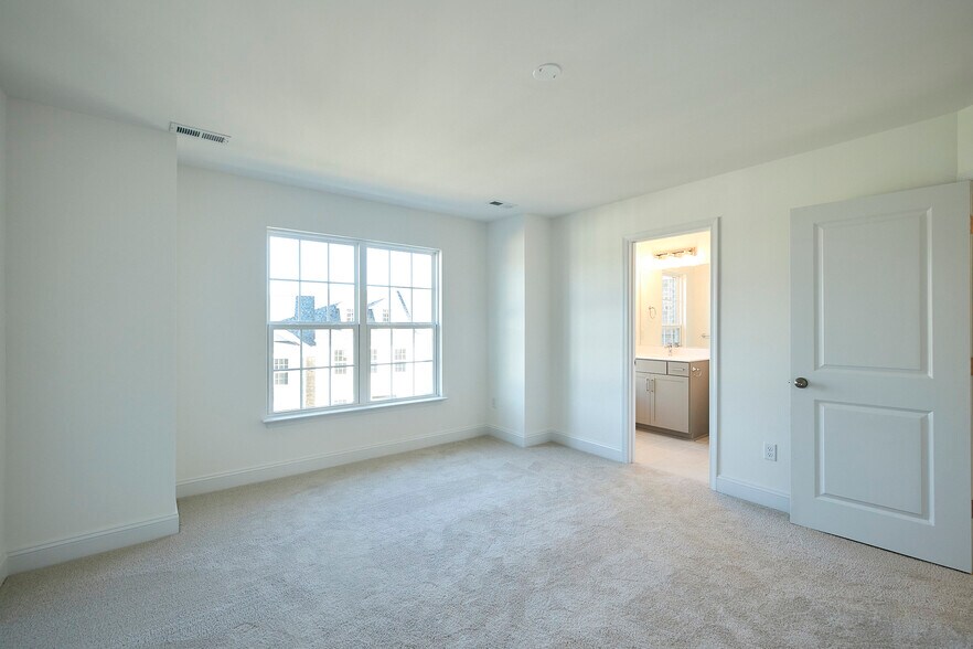 Building Photo - 13868 Randolph Pond Ln
