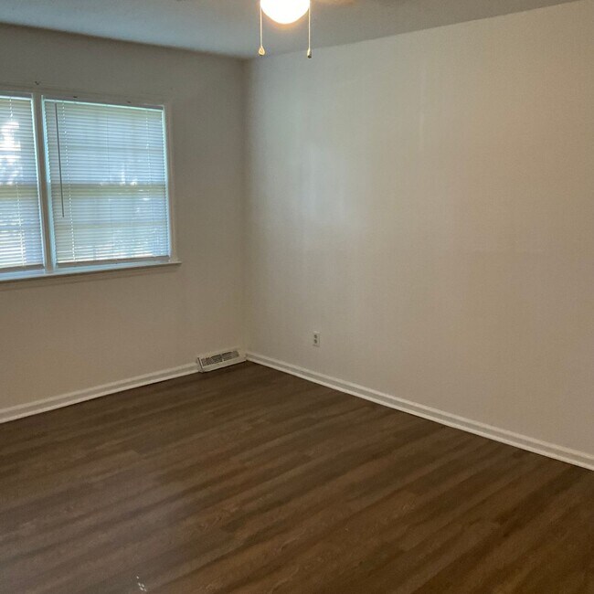 Building Photo - 2835 Shrum St