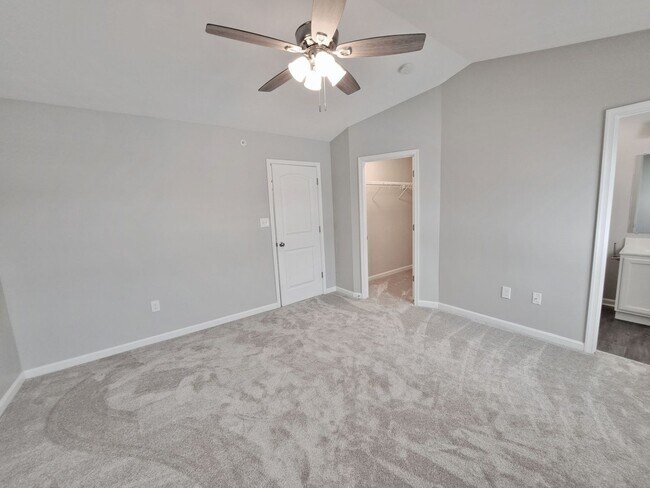Building Photo - 3 Bed / 2-1/2 Bath  Single Family Town Home w/Attached1 Car Garage