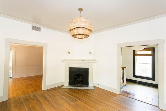 Building Photo - 201 W 33rd St