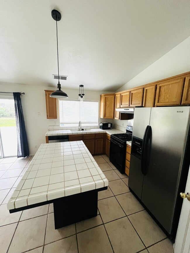 Building Photo - 575 W Cinnamon Ave