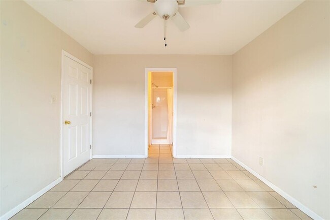 Building Photo - 1738 Rutland Dr