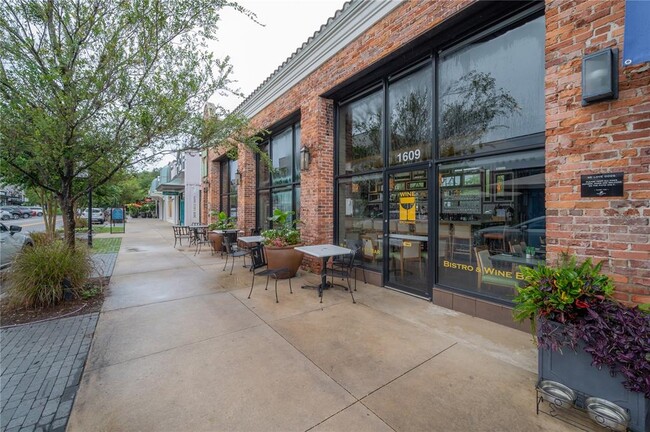 Building Photo - 762 S Village Cir