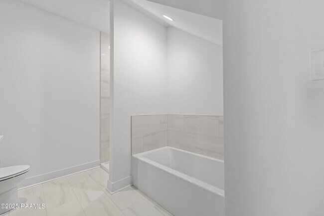 Building Photo - 208 Steiner Oaks