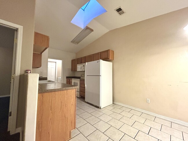 Building Photo - 85 Hartel Pl