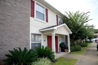 Building Photo - 2 Bedroom Townhouse in Great Location!