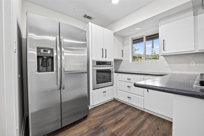 Building Photo - 5830 Yarwell Dr