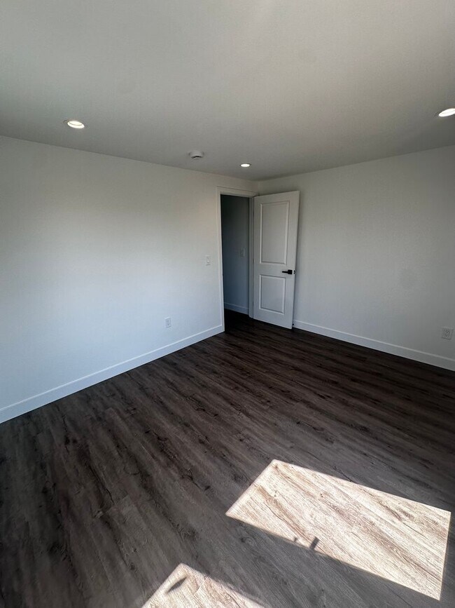 Building Photo - 611 Silver Strand Blvd