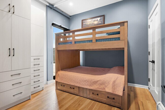 Building Photo - 142 Charles St