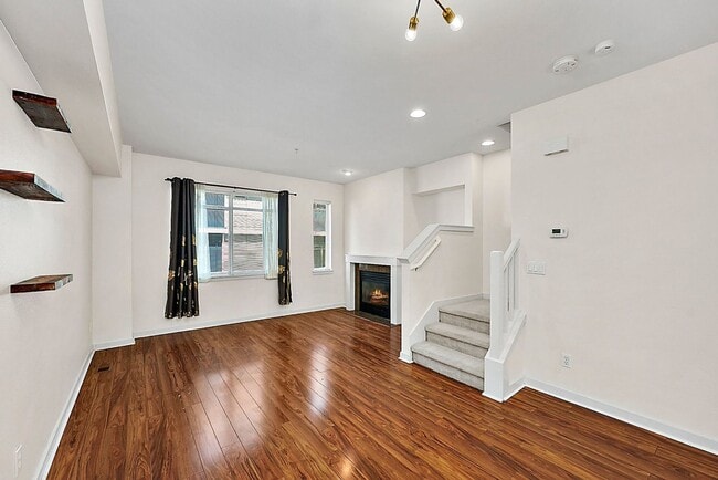 Building Photo - Modern 3-Story Tacoma Condo – Downtown Cit...