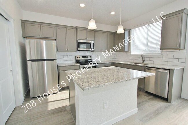 Building Photo - Modern townhouse in a Cozy Community. 50% ...