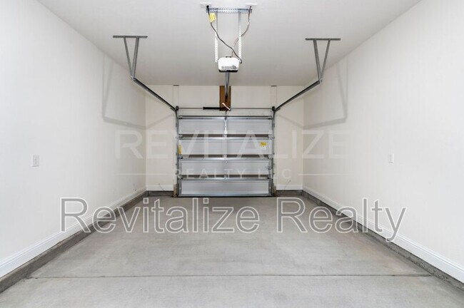 Building Photo - 13330 Shea Cir