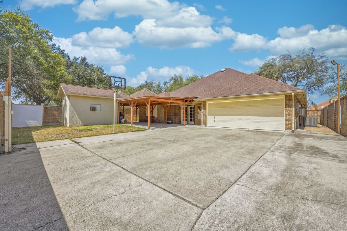 Building Photo - 609 E Cardinal Ave