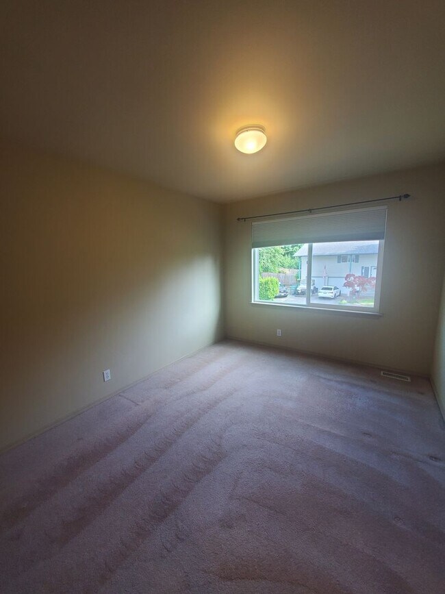 Building Photo - Bright 4BD/2.5BTH Lynnwood Home with Vault...