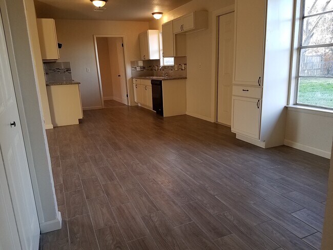 Building Photo - 5227 Vlg Gln Dr