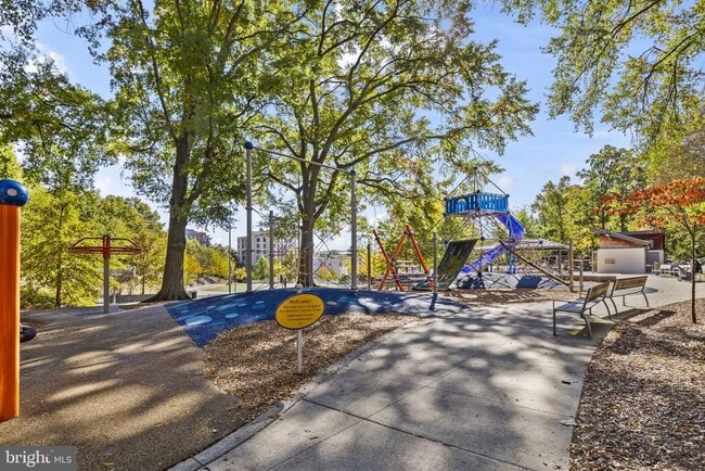 Building Photo - 2506 Fairfax Dr
