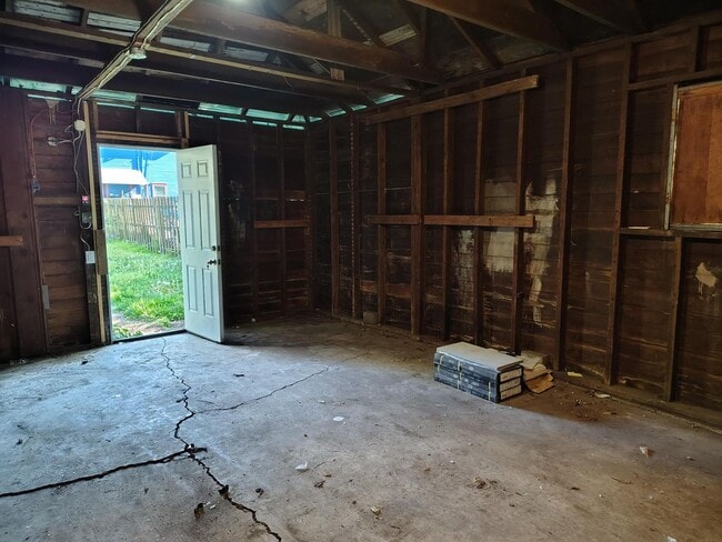 Building Photo - 3 Bed, 1.5 Bath home– Move-In Ready!