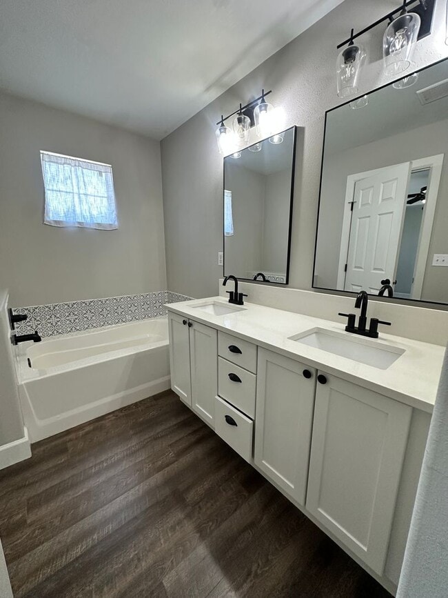 Building Photo - Beautiful Spacious Luxury Home