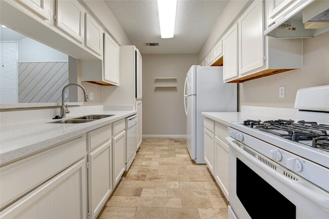 Building Photo - 212 Quaker Dr